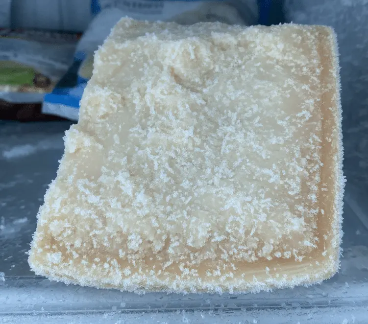 Сир у морозилці та правила збереження структури продукту